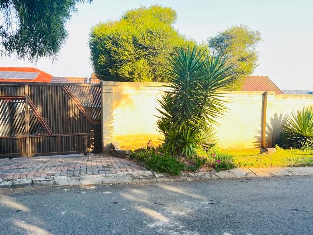 Three Bedroom family house available to rent in Lindhaven with the garage