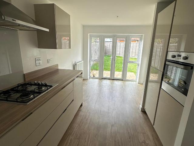 Three bedroom family house Lakeside