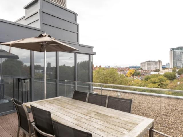 Three Bedroom Flat in Farm Lane, London SW6 1QA