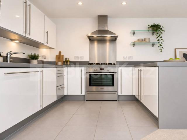 Three bedroom flat located in a private modern development with concierge