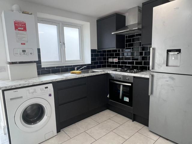 Three bedroom ground floor flat ideal for students couples