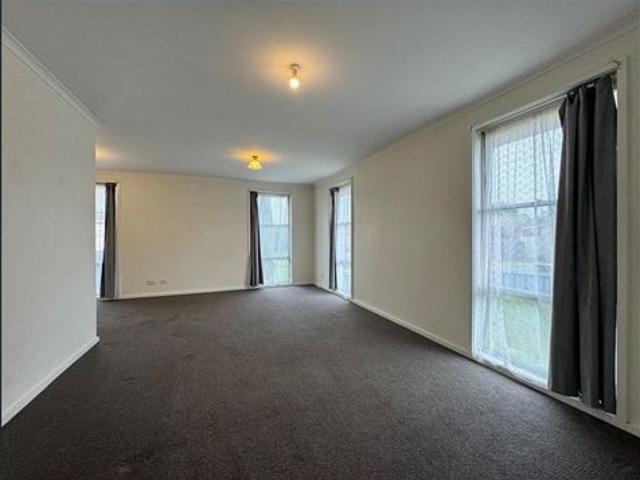 Three Bedroom Home Close to Shops, Schools & Transport