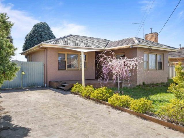 Three Bedroom Home Close to Wendouree Train Station