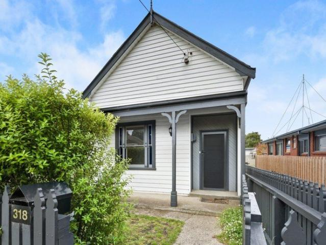 THREE BEDROOM HOME CLOSE TO TOWN CENTRE