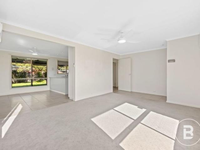 THREE BEDROOM HOME IN A QUIET COURT IN SEBASTOPOL