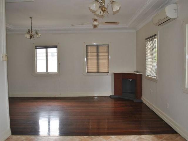 THREE BEDROOM HOME IN EASTERN HEIGHTS!