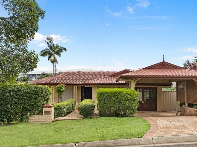 Three Bedroom Home in Halpine Estate with Spa !