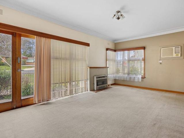 Three bedroom home in popular Flora Hill