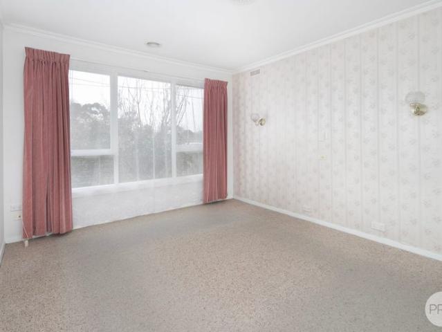 THREE BEDROOM HOME IN WENDOUREE WITH LARGE BACKYARD