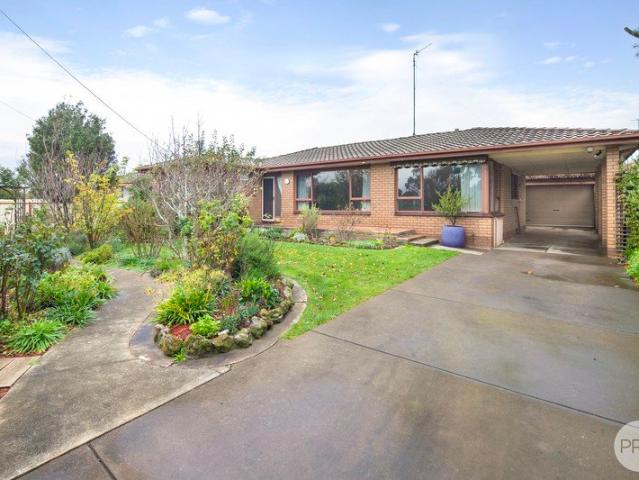 THREE BEDROOM HOME IN WENDOUREE WITH LARGE BACKYARD