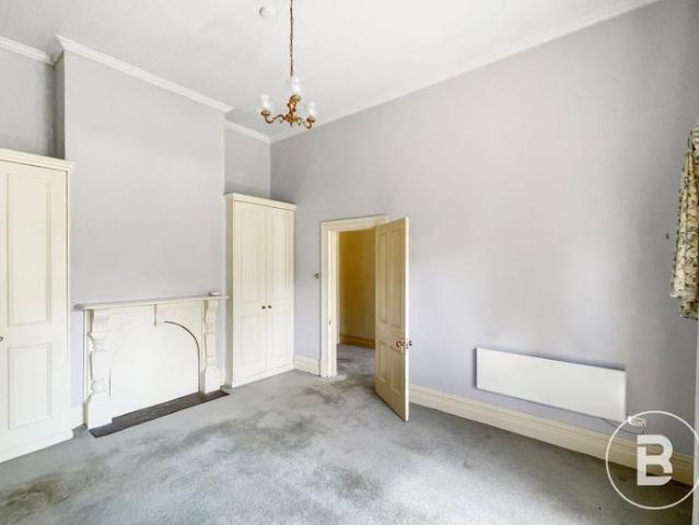 THREE BEDROOM HOME IN THE HEART OF CBD SHORT WALK TO MEDICAL FACILITIES