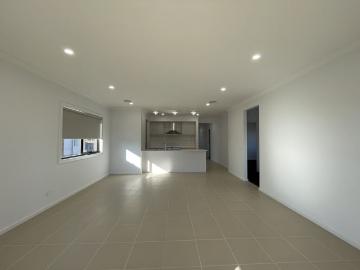 THREE BEDROOM HOME LOW MAINTENANCE!