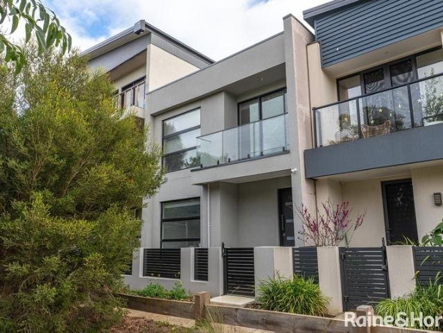 THREE BEDROOM HOME WITH VIEWS OF BOTANIC GARDENS