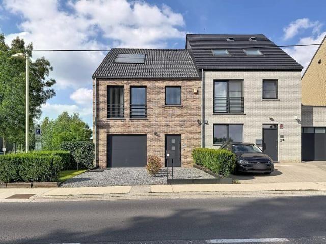 Three bedroom home with a garden and garage