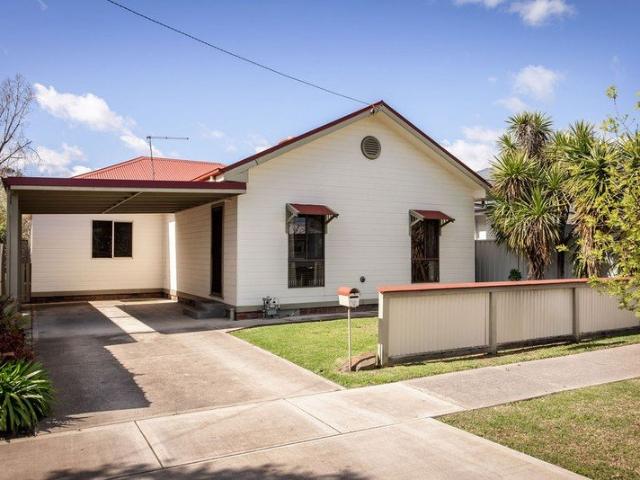 Three Bedroom Home with Shedding Popular South Albury Location