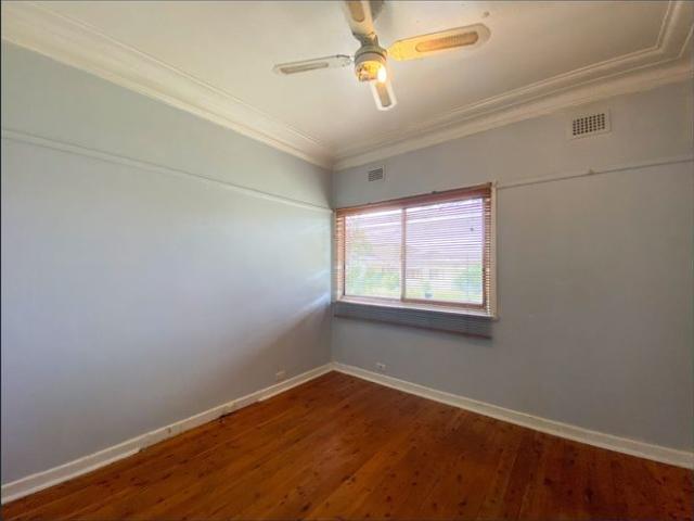 Three bedroom house walk to station For Lease