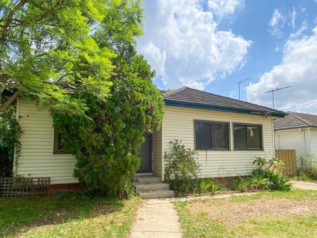 Three bedroom house walk to station For Lease