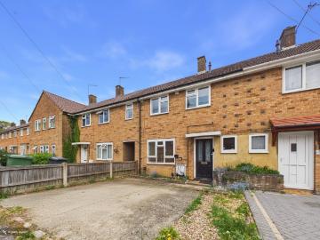 Three Bedroom House with Driveway in Central Hemel Hempstead