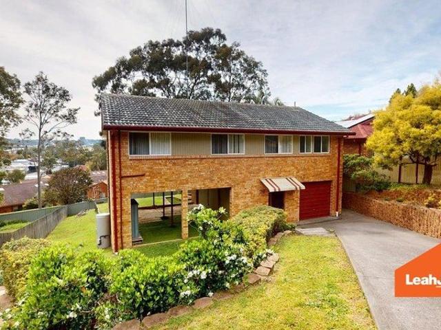 Three Bedroom House With Modern Comforts In Mount Hutton