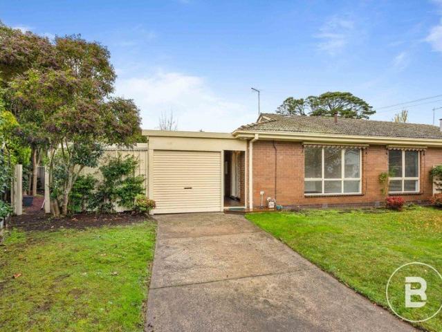 THREE BEDROOM IN PRIME LAKE WENDOUREE LOCATION