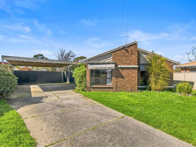 Three bedroom living in court