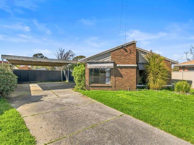 Three bedroom living in court