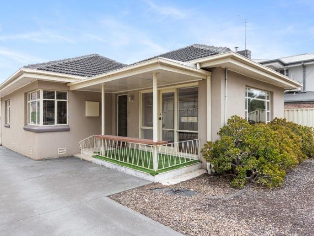 THREE BEDROOM LOW MAINTENANCE VILLA UNIT IN GREAT LOCATION!