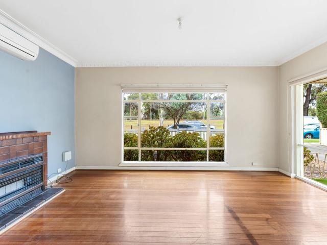 THREE BEDROOM LOW MAINTENANCE VILLA UNIT IN GREAT LOCATION!