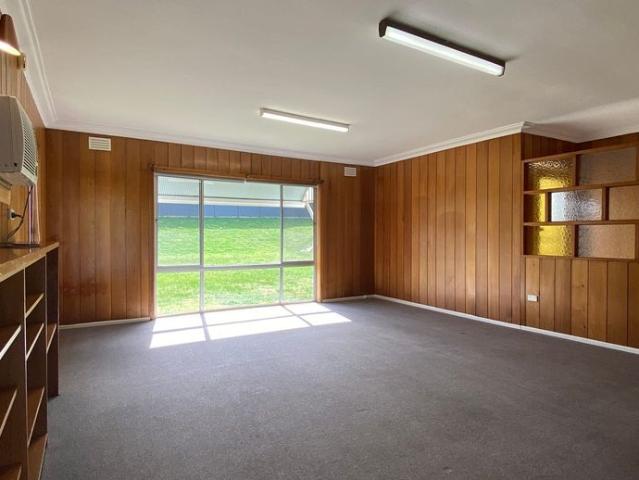 Three bedroom low maintenance home, close to town