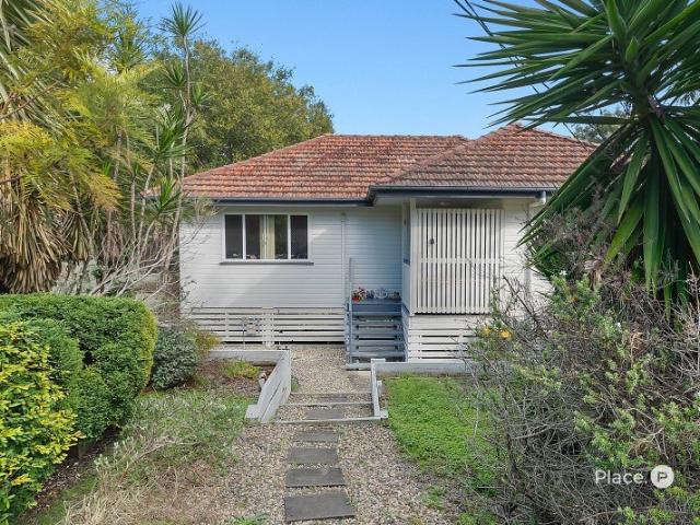 Three bedroom post war family home on 688m2