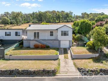 THREE BEDROOM RENOVATED HOME WITH VIEWS OVER THE ROLLING HILLS OF BATLOW