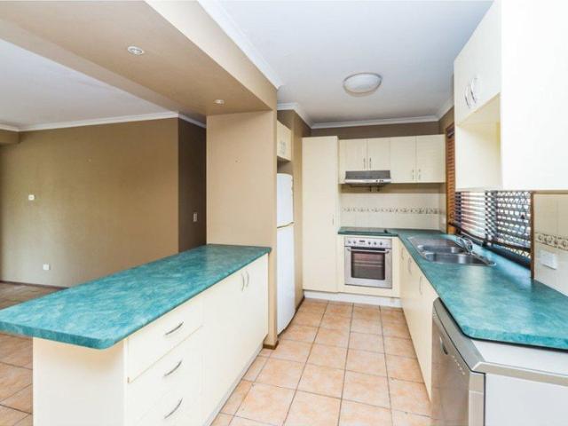 Three Bedroom Roomy Duplex Ample Yard Air Conditioned Labrador