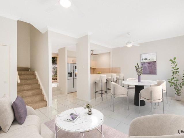 THREE BEDROOM TWO BATHROOM TOWNHOUSE IN GREAT LOCATION