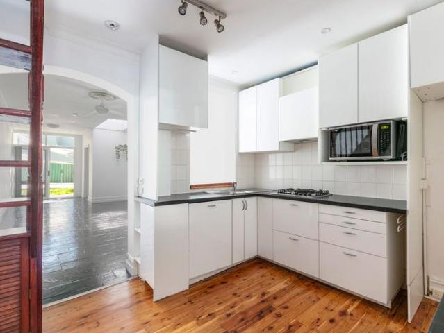 Three bedroom terrace close to light rail, waterfront