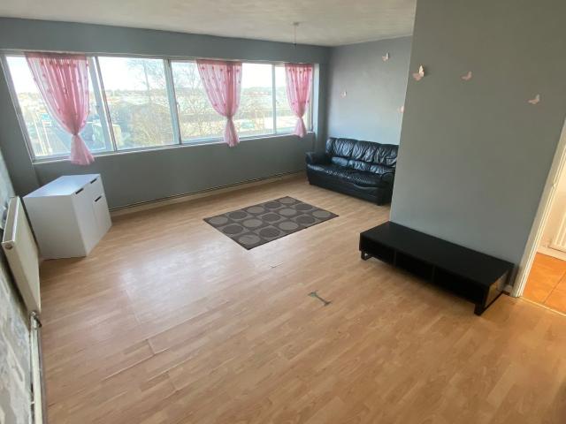 THREE BEDROOM TOP FLOOR DUPLEX FLAT AVAILABLE TO RENT LOCATED ON DALLOW ROAD IN LUTON2