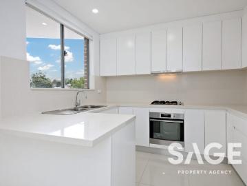 Three Bedroom Top Floor Penthouse Apartment Peaceful Outlook Over Park
