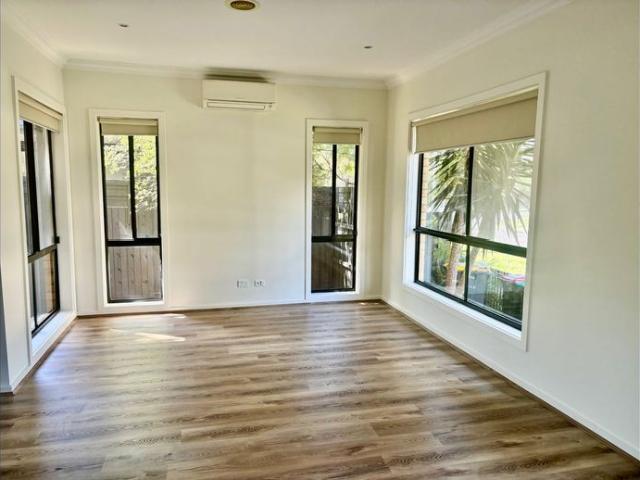 THREE BEDROOM TOWNHOUSE WALK TO BEACH
