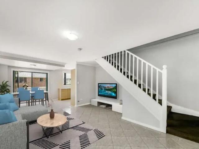 Three Bedroom Townhouse with Ensuite, Air Conditioning & Gas Cook Top!