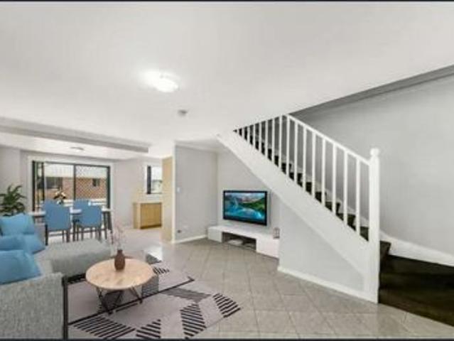 Three Bedroom Townhouse with Ensuite, Air Conditioning & Gas Cook Top!