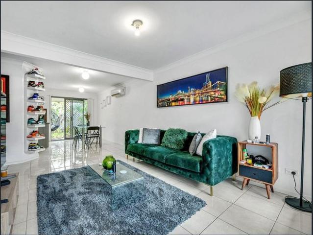 Three Bedroom Townhouse with Ensuite, Balcony and Lock Up Garage
