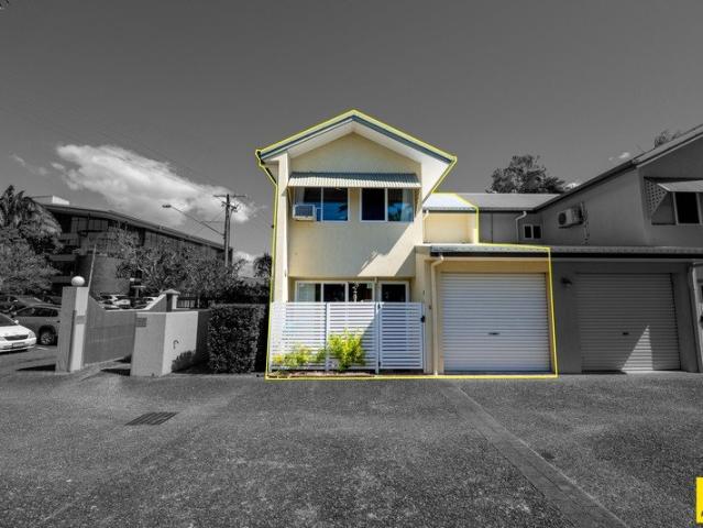THREE BEDROOM TOWNHOUSE + COURTYARD. AVAILABLE NOW!