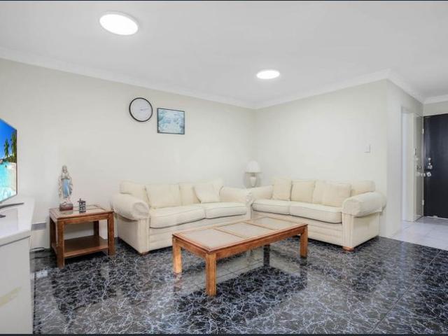 Three Bedroom Townhouse Close to Station!