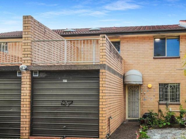 Three Bedroom Townhouse Close to Station!