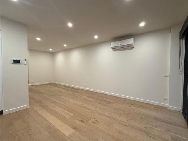 Three bedroom townhouse in Newport opposite Newport Lakes Reserve