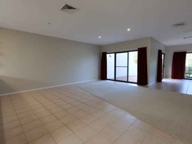 THREE BEDROOM TOWNHOUSE IN PRESTIGE BEACHSIDE COMPLEX