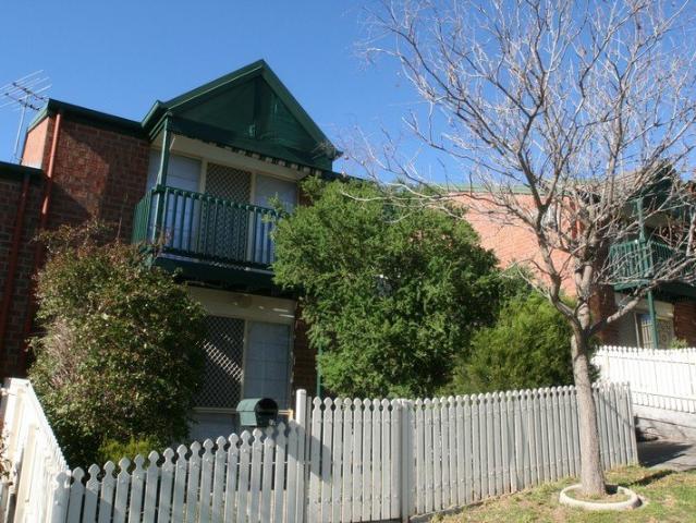 THREE BEDROOM TOWNHOUSE IN QUIET LOCATION!
