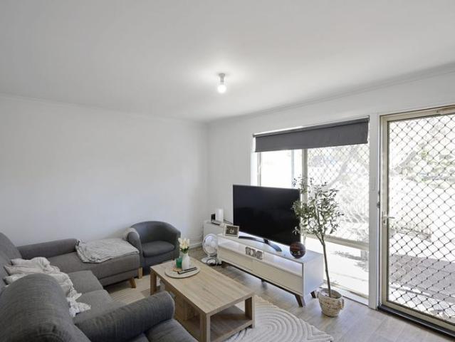 THREE BEDROOM TOWNHOUSE IN QUIET LOCATION!