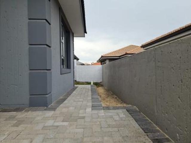 three bedroom townhouse in secure es.