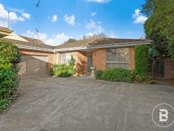THREE BEDROOM TOWNHOUSE ON LAKE EDGE