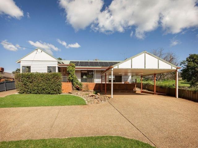Three Bedroom Home Sought After Hamilton Valley